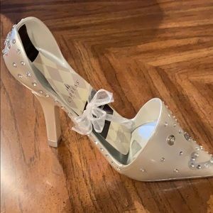 NWT White Jeweled Wine Bottle Holder